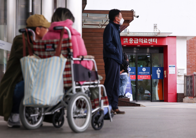 29일 오전 서울 시내 한 대학병원 응급의료센터 앞에서 환자 및 보호자 등이 대기하고 있다. 연합뉴스