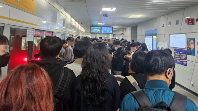 김포도시철도(김포골드라인) 전동차가 비상 제동하면서 열차 운행이 지연돼 역사 내부가 인파로 붐비는 모습.연합뉴스