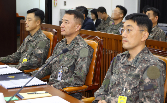 30일 국회에서 열린 정보위원회 국정감사에 출석한 문상호(왼쪽부터) 정보사령관과 원천희 국방정보본부장, 박종선 777사령관이 나란히 앉아 있다. 연합뉴스