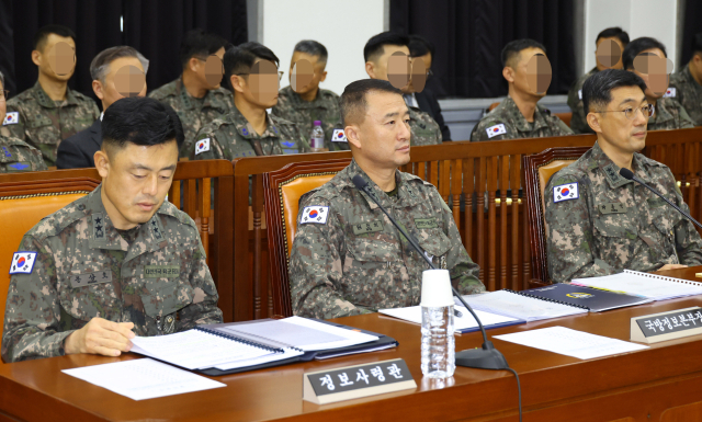 30일 국회에서 열린 정보위원회 국정감사에 출석한 문상호(왼쪽부터) 정보사령관과 원천희 국방정보본부장, 박종선 777사령관이 나란히 앉아 있다. 연합뉴스