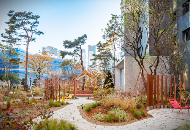 현대건설이 디에이치퍼스티어아이파크 단지 내에 조성한 ‘디 에이치 가든(THE H Garden)’. 사진 제공=현대건설