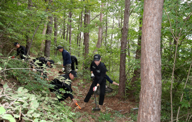 육군 제32보병사단이 2일 충남 논산 대둔산 짜개봉 일대에서 6·25전사자 유해발굴을 실시하고 있다. 뉴스1