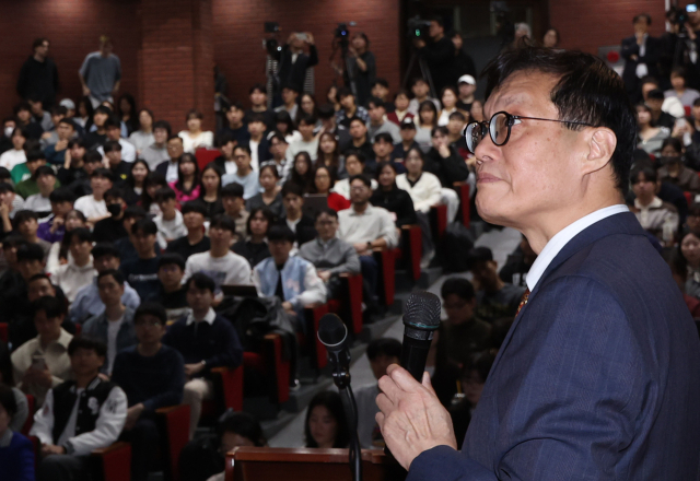 이창용 한국은행 총재가 30일 오후 서울 마포구 서강대학교에서 '나의 국제기구 경험'을 주제로 특별 강연을 하고 있다.연합뉴스