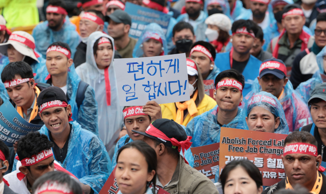 6일 서울역 광장에서 열린 2024 민주노총 전국이주노동자대회에서 참가자들이 손팻말을 들고 있다. 연합뉴스