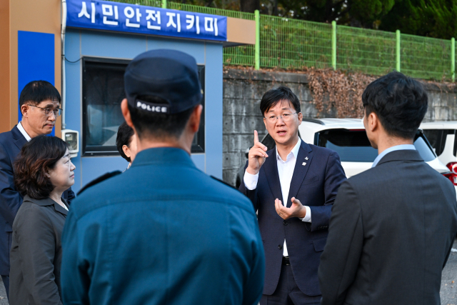 이민근 안산시장이 31일 조두순 거주지 일대를 순찰하고 대책마련을 주문하고 있다. 사진 제공 = 안산시