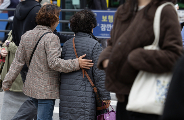 21일 오전 서울 세종대로 광화문사거리에서 출근길 시민들이 발걸음을 재촉하고 있다. 뉴스1