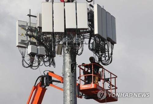 통신 기지국 장비 회수 작업. 연합뉴스