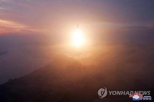 북한이 31일 아침 대륙간탄도미사일(ICBM)을 발사했다고 조선중앙통신이 31일 보도했다. 연합뉴스