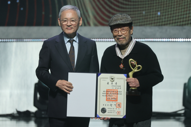 유인촌 문화체육관광부 장관이 31일 서울 국립극장 해오름극장에서 열린 ‘2024 대한민국 대중문화예술상’ 시상식에서 배우 신구에게 은관 문화훈장을 수여한 후 기념촬영하고 있다. 연합뉴스