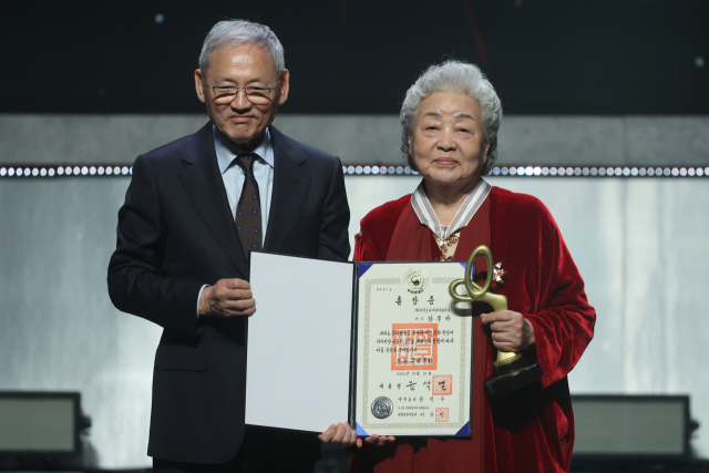 유인촌 문화체육관광부 장관이 31일 서울 국립극장 해오름극장에서 열린 ‘2024 대한민국 대중문화예술상’ 시상식에서 배우 강부자에게 은관 문화훈장을 수여한 후 기념하고 있다. 연합뉴스