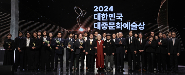 유인촌 문화체육관광부 장관이 31일 서울 국립극장 해오름극장에서 열린 ‘2024 대한민국 대중문화예술상’ 수상자들과 기념촬영하고 있다. 사진 제공=문체부