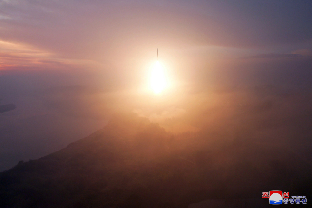 북한 관영 조선중앙통신이 지난달 31일 공개한 대륙간탄도미사일(ICBM) 발사 장면. 연합뉴스