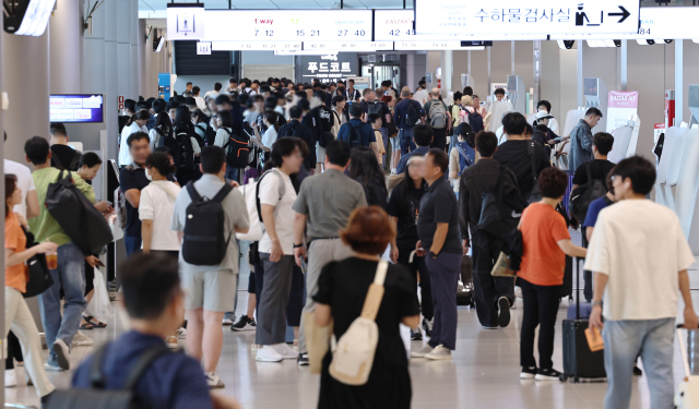 지난 9월 30일 오전 서울 강서구 김포공항 국내선 청사가 징검다리 연휴를 맞아 떠나는 여행객들로 북적이고 있다. 뉴스1