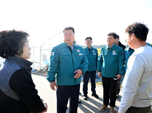 김경일 파주시장이 지난 달 31일 대성동 마을을 찾아 주민들과 대화를 나누고 있다. 사진 제공=파주시