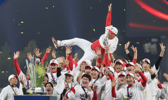 지난달 28일 광주 기아챔피언스필드에서 2024 신한 SOL뱅크 KBO 포스트시즌 한국시리즈 우승팀 KIA 타이거즈 선수들이 이범호 감독을 헹가래하고 있다. 연합뉴스