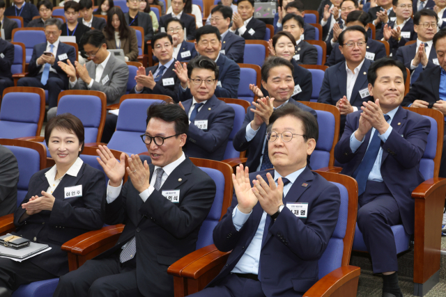 이재명(앞줄 오른쪽) 더불어민주당 대표가 1일 국회에서 열린 전국지역위원장-국회의원 비상 연석회의에서 참석자 소개를 들으며 박수치고 있다. 오승현 기자