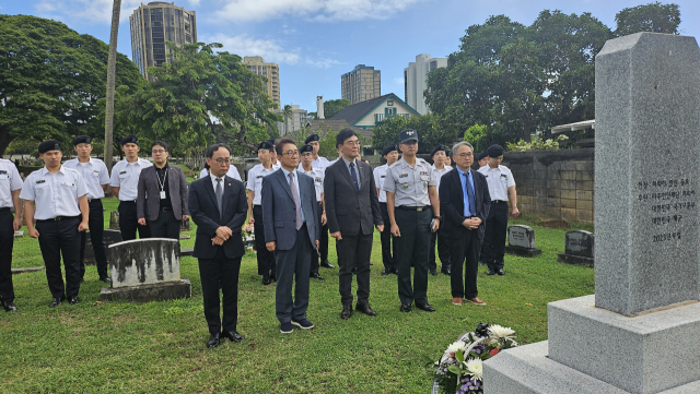 인하대 조명우 총장, 이화석 정석인하학원 상임이사, 이택 인하대병원장, 인하대 ROTC 학생 등이 미국 하와이 호놀룰루시 오아후 공동묘지를 찾아 한인 이민자 묘소에서 참배하고 있다. 사진제공=인하대