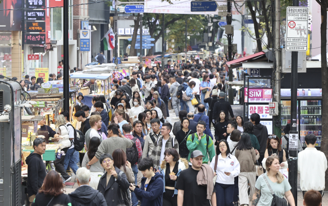 27일 서울 중구 명동거리가 외국인 관광객들로 붐비고 있다. 뉴스1