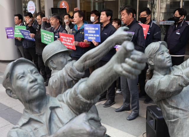 지난 4월 1일 오후 서울 영등포구 한국노총에서 열린 임금체불 신고센터 출범식에서 김동명 한국노총 위원장 등 참석자들이 구호를 외치고 있다. 연합뉴스