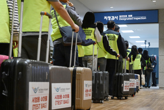 30일 인천국제공항 2터미널 4단계 확장 구간에서 열린 제3차 종합시험운영에서 가상 승객들이 지정검사를 받기 위해 줄지어 있다. 성형주 기자 2024.10.30