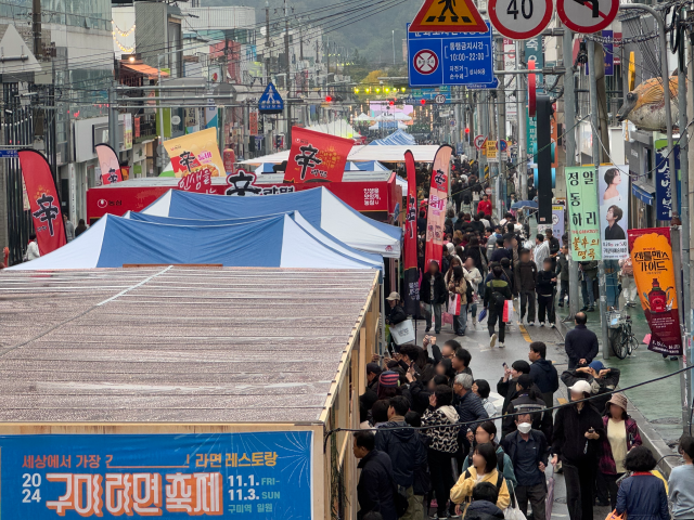 지난 1일 경북 구미시 역전로에서 열린 라면축제를 찾은 방문객들이 부스를 둘러보고 있다. 황동건 기자