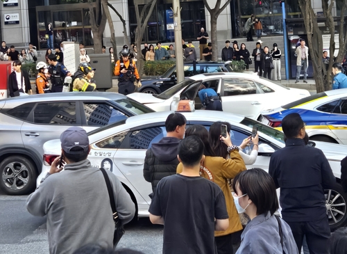 2일 서울 강남구 역삼동 거리의 차량 연쇄 추돌 사고 현장. 연합뉴스