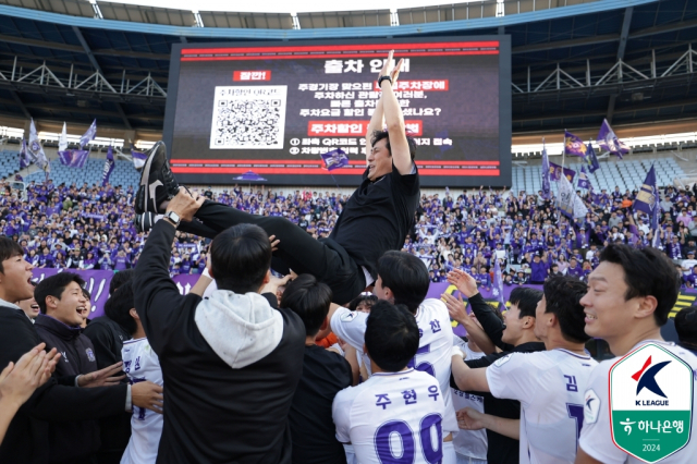 2일 K리그1 승격 확정 뒤 유병훈 감독을 헹가래 치는 FC안양 선수들. 사진 제공=한국프로축구연맹