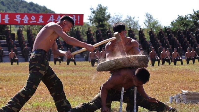 북한 관영 언론 조선중앙통신이 10월 4일 공개한 ‘서부지구 조선인민군 특수작전부대’ 훈련 모습. 연합뉴스