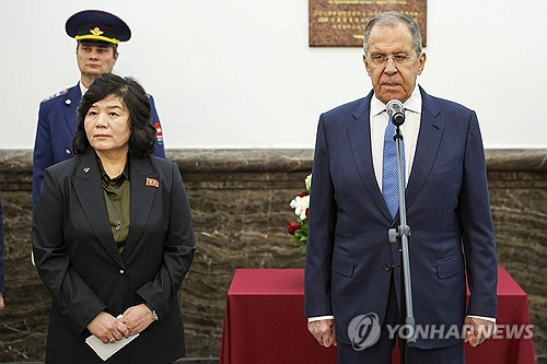 최선희(왼쪽) 북한 외무상과 세르게이 라브로프 러시아 외무장관. 연합뉴스