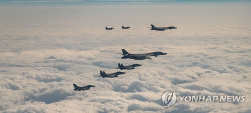 한미일은 20일 미국의 B-1B 전략폭격기가 전개한 가운데, 제주 동방의 한일 간 방공식별구역(ADIZ) 중첩구역에서 한·미·일 공중훈련을 실시했다고 밝혔다. 사진은 지난해말 한미일 공중훈련 모습. 연합뉴스