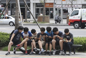 “이제 학교서 스마트폰 못 보나”…관련 법안에 정부도 “공감”