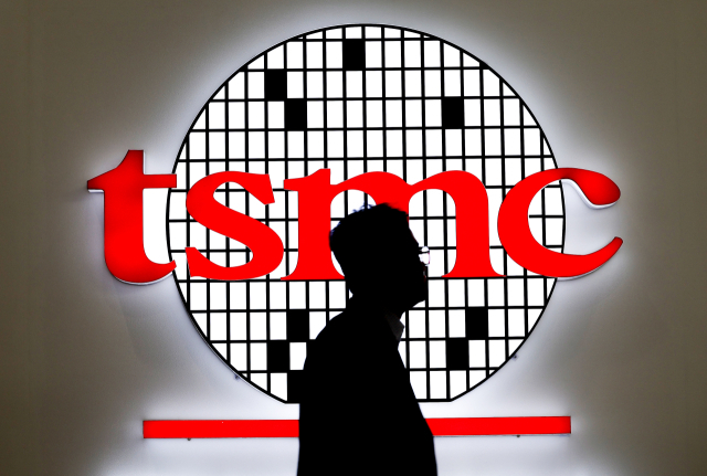 TSMC, 주 7일에 철야근무 예사…中은 '996' 앞세워 맹추격