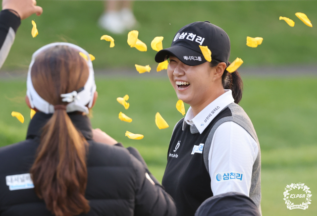 마다솜이 3일 S-OIL 챔피언십에서 우승한 뒤 동료 선수들로부터 축하 꽃잎 세례를 받고 있다. 사진 제공=KLPGA