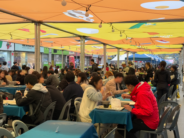 지난 1일 경북 구미 라면축제를 찾은 방문객들이 라면을 활용한 요리를 시식하고 있다.