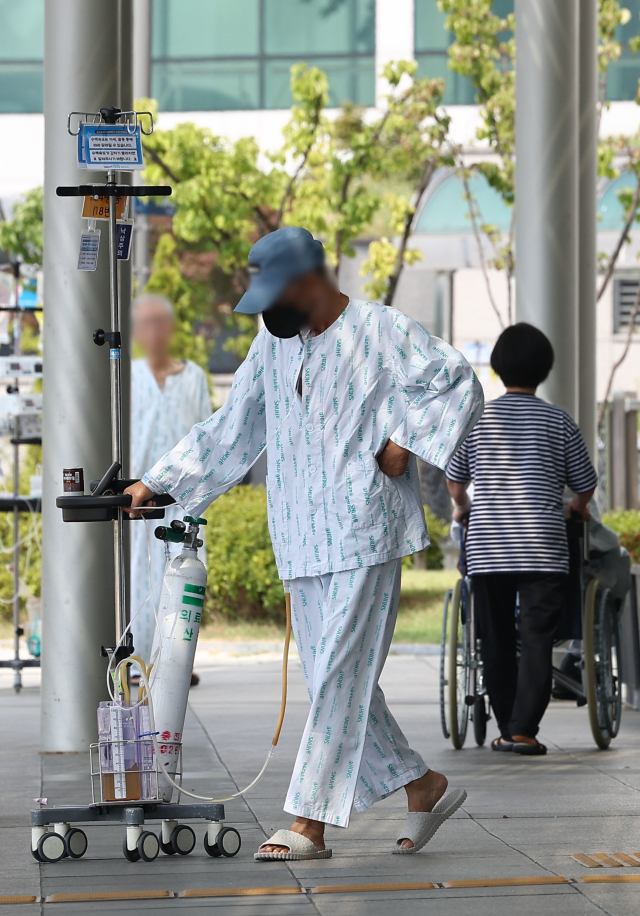 의료대란 언제까지 (서울=연합뉴스) 류영석 기자 = 추석 연휴 기간을 앞두고 응급실 과부하에 대한 우려가 커지고 있는 가운데 1일 서울의 한 대학병원에서 환자들이 산책을 하고 있다. 2024.9.1 ondol@yna.co.kr (끝) <저작권자(c) 연합뉴스, 무단 전재-재배포, AI 학습 및 활용 금지>