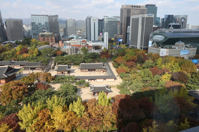 포근한 가을 날씨를 보인 3일 오후 서울 중구 덕수궁 일대가 단풍으로 물들어있다.연합뉴스