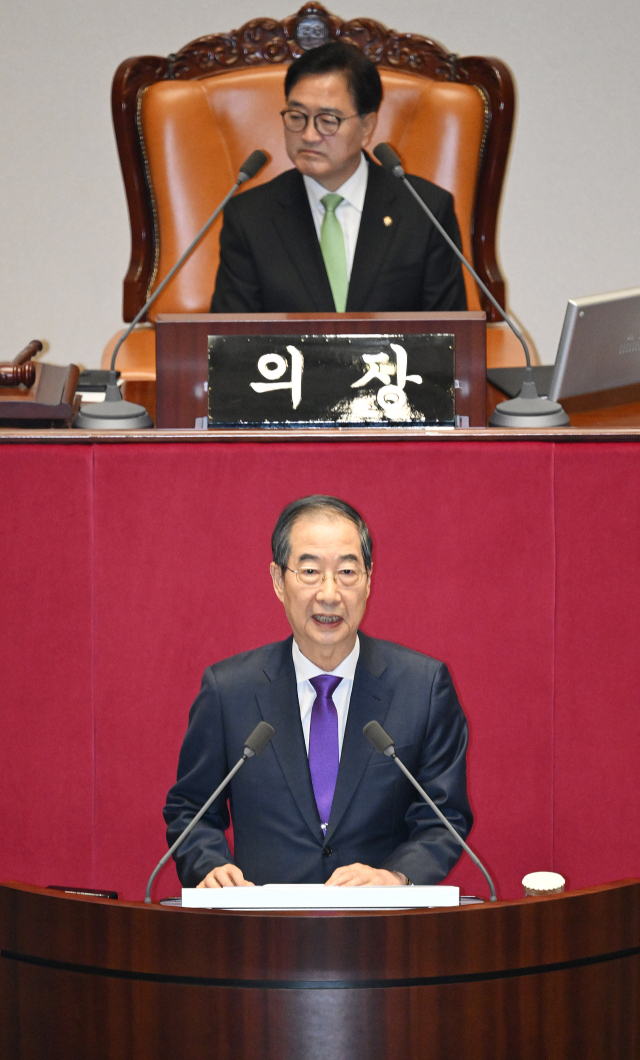 한덕수(앞줄) 국무총리가 4일 국회에서 우원식(뒷줄) 국회의장이 지켜보는 가운데 내년 예산안에 대한 윤석열 대통령의 시정연설문을 대독하고 있다. 오승현 기자