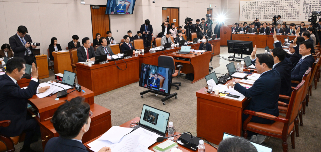 4일 국회에서 열린 법제사법위원회 전체회의에서 김용민 더불어민주당 의원이 발의한 ‘윤석열 대통령 배우자 김건희의 주가조작 사건 등의 진상 규명을 위한 특별검사 임명 등에 관한 법률안’이 숙려 기간(20일) 미경과 사유로 위원회에 상정되지 못하자 야당 의원들이 거수투표로 해당 법안 상정을 의결하고 있다. 오승현 기자