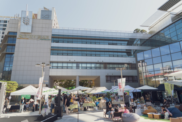 지난 26일 서울 마포구 마포아트센터에서 열린 ‘궁금한 시장’에 1460여명의 지역 주민이 참여했다. /사진 제공=마포아트센터