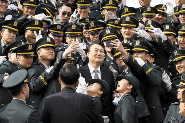 윤석열 대통령이 지난 2월 28일 충북 괴산군 육군학생군사학교에서 학군장교(ROTC) 합동 임관식에 참석한 뒤 신임 소위들과 기념 촬영을 하고 있다. 사진 제공=대통령실