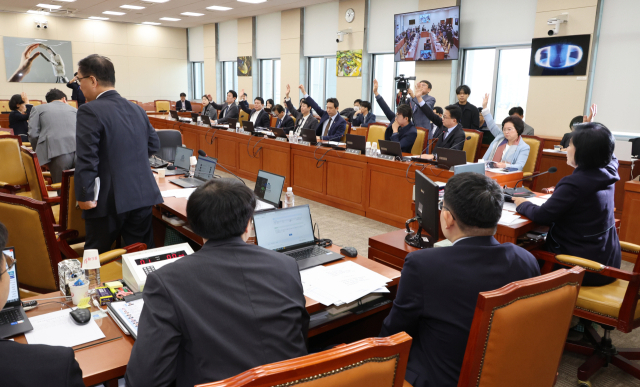 5일 오전 서울 여의도 국회에서 열린 과학기술정보방송통신위원회 전체회의에서 '한국방송공사 사장후보자(박장범) 인사청문회 실시계획서 채택의 건'이 표결 처리되고 있다. 국민의힘 의원들은 거수 표결이 시작되자 회의장에서 퇴장했다. 연합뉴스