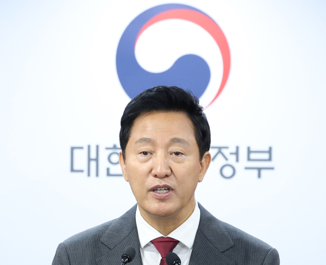 오세훈 서울시장이 5일 정부서울청사에서 열린 수도권 그린벨트 해제 합동 브리핑에서 설명을 하고 있다. 연합뉴스