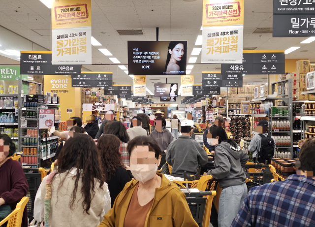 지난 2일 서울 성동구 이마트 왕십리점에 소비자들이 물건을 구매하고 있다. 사진제공=이마트