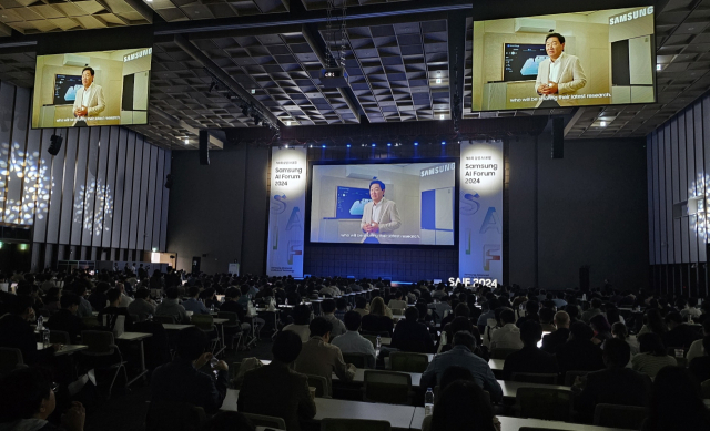 한종희 삼성전자 부회장이 4일 경기도 수원컨벤션센터에서 열린 ‘삼성 AI 포럼 2024’에서 개회사를 하고 있다. 사진 제공=삼성전자