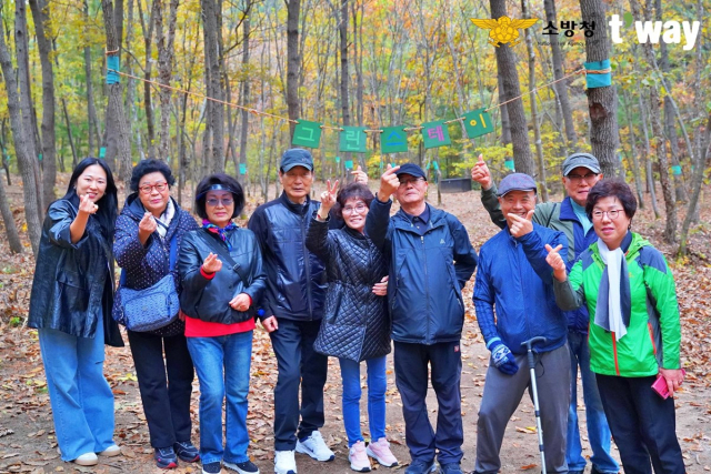 순직 소방공무원 유가족이 티웨이항공이 지난달 27일 진행한 ‘눈부신 외출 in 숲’ 프로그램에 참여해 기념 사진을 촬영하고 있다. 사진제공=티웨이항공