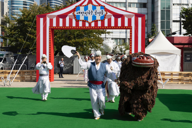 국립극단터에서 진행된 연희점추리의 ‘사자놀이패 등장이요’ 공연 모습. 사진 제공=예경