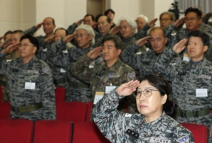 "노인들이 울타리가 되어주겠다"…80세부터 여성까지 모인 '시니어 아미'