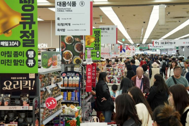 서울시 중구 롯데마트 제타플렉스 서울역점에서 지난달 31일부터 시작한 할인행사를 맞아 소비자들이 물건을 고르고 있다. 사진제공=롯데마트