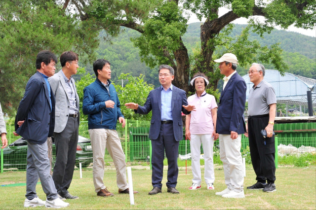 생활체육시설을 찾은 김진열(가운데) 군위군수가 주민, 직원들과 대화를 나누고 있다. 사진 제공=군위군