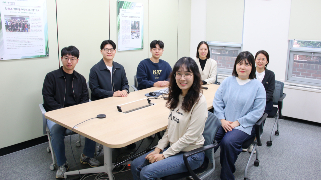 지적 장애인 명의 도용 대출 관련 공익소송을 승소로 이끈 이연지 인하대 리걸클리닉센터 임상법학교수와 로스쿨 학생들. 사진제공=인하대